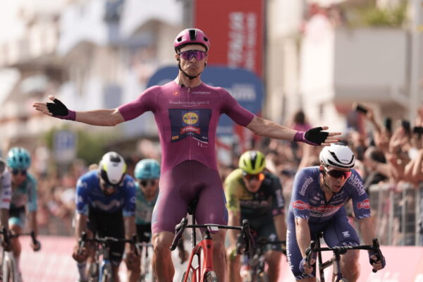 Jonathan Milan vyhral v hektickom šprinte ďalšiu etapu Giro d’Italia, záver poznačil hromadný pád