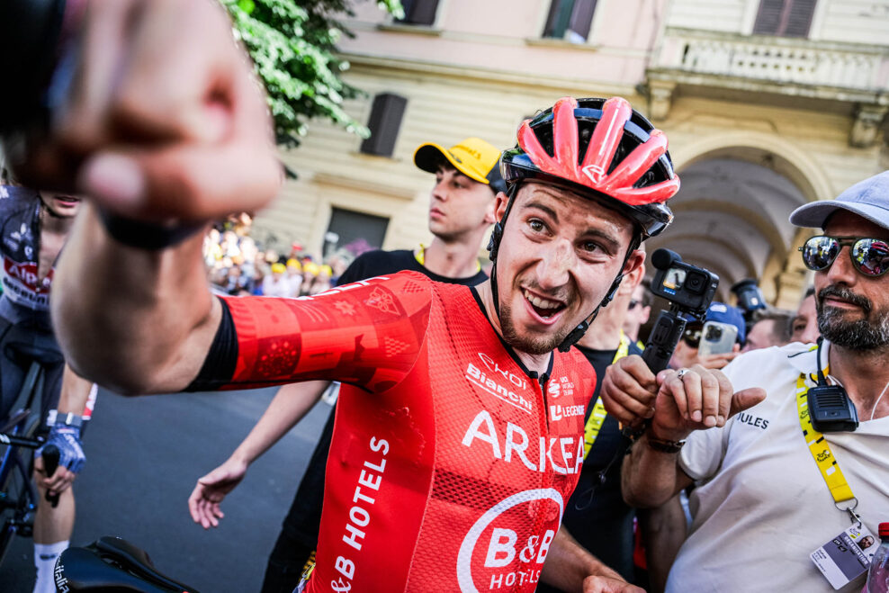 Tadej Pogačar ide do žlt&eacute;ho dresu. Druh&uacute; etapu Tour de France vyhral z &uacute;niku K&eacute;vin Vauquelin