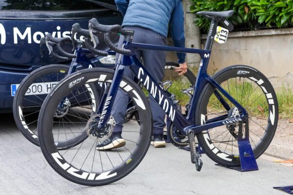 Foto: Na pretekoch Critérium du Dauphiné sa objavili prototypy nového Canyonu Aeroad