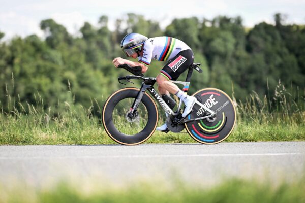 Remco Evenepoel vyhral časovku na Critérium du Dauphiné a dostal sa do vedenia celkovej klasifikácie