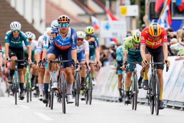 Dylan Groenewegen vyhral v šprinte úvodnú etapu Okolo Slovinska, jedinú horskú prémiu získal jazdec Pierre Baguette