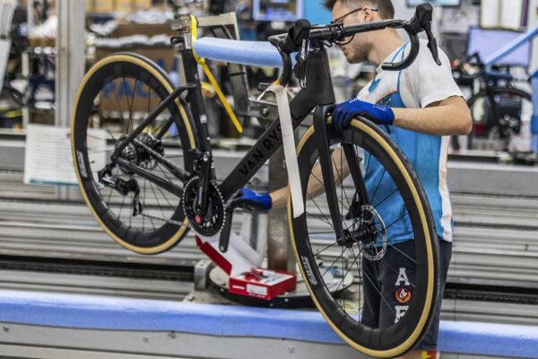 Ako vyr&aacute;ba bicykle Decathlon? Pozrite sa do z&aacute;kulisia v&yacute;voja, mont&aacute;že a testovania nielen bicyklov Van Rysel