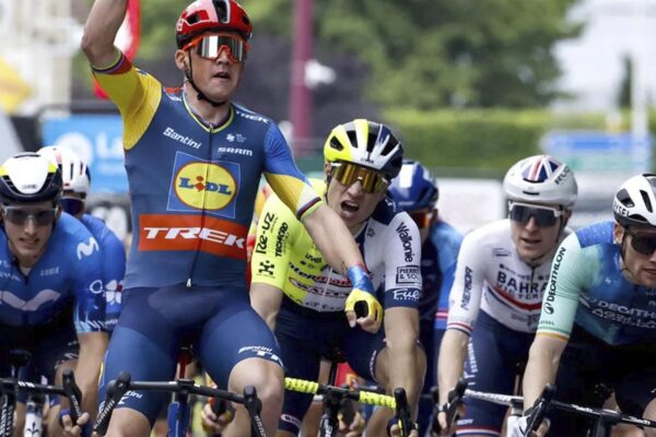 Mads Pedersen vyhral v úvodnú etapu Critérium du Dauphiné na prototype nového Treku Madone