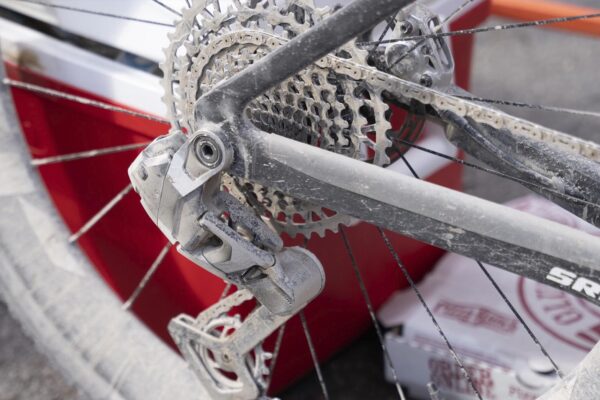 Prototyp gravelového radenia SRAM Red XPLR AXS s 13-rýchlostnou kazetou sa objavil na pretekoch Unbound
