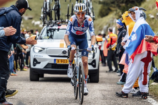 Romain Bardet ukončí kariéru na ceste, ale predĺžil zmluvu s tímom DSM a chce sa sústrediť na gravelové preteky