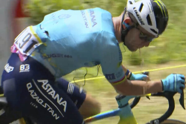 Mark Cavendish sa trápi a výrazne zaostáva už v úvode prvej etapy Tour de France