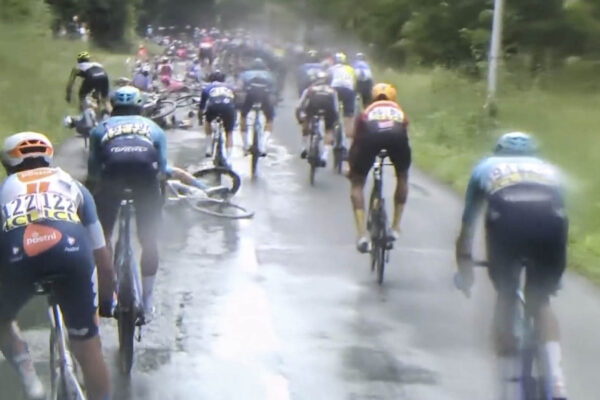 Dylan van Baarle a Steven Kruijswijk nejdú na Tour de France. Pri páde na Dauphiné utrpeli zlomeniny