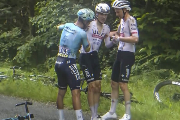 Juan Ayuso odstúpil z Dauphiné po hromadnom páde, aby sa stihol zotaviť pred štartom na Tour de France