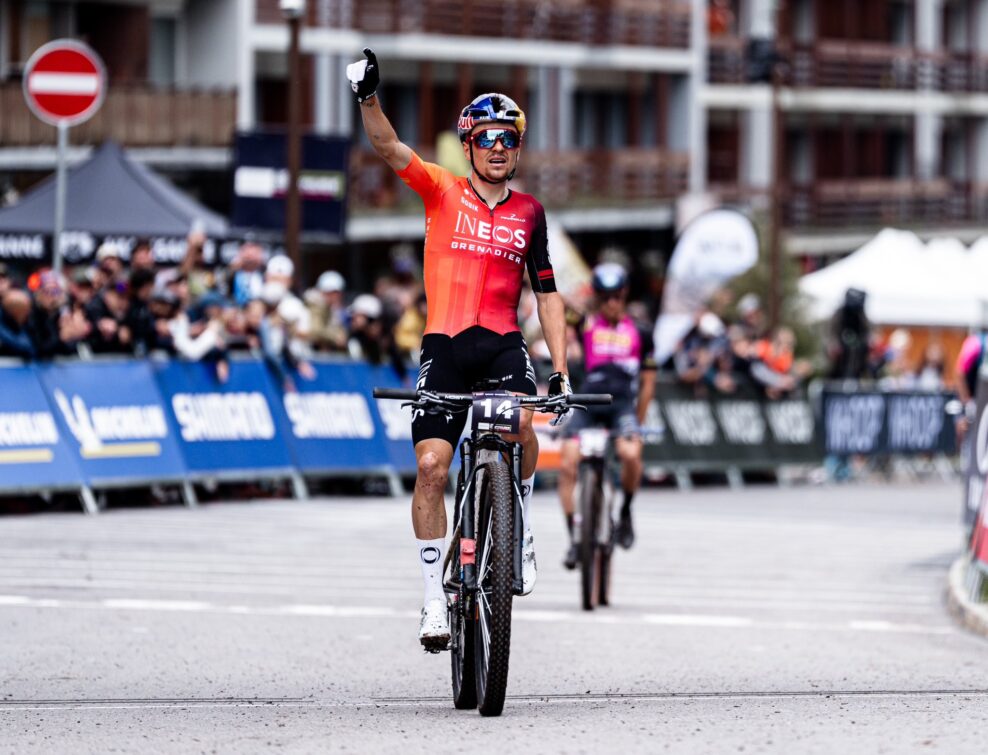 Tom Pidcock sa &scaron;ialen&yacute;m v&yacute;konom prebojoval z posledn&eacute;ho miesta na prv&eacute; a vyhral Svetov&yacute; poh&aacute;r XCC v Crans Montana