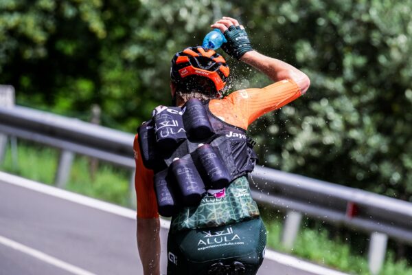 Poradňa: 9 tipov, ako si spr&iacute;jemniť jazdy na bicykli v hor&uacute;čav&aacute;ch a ako spr&aacute;vne dopĺňať tekutiny