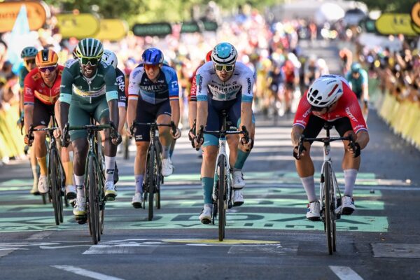 Dylan Groenewegen vyhral v extrémne tesnom šprinte 6. etapu Tour de France
