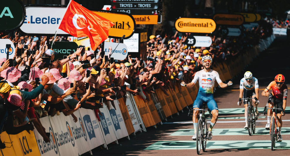 Anthony Turgis pre&scaron;printoval Pidcocka a vyhral extr&eacute;mne n&aacute;ročn&uacute; gravelov&uacute; etapu Tour de France