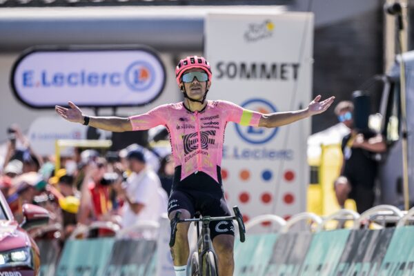 Richard Carapaz vyhral z úniku svoju prvú etapu na Tour de France, Evenepoel získal čas na Vingegaarda