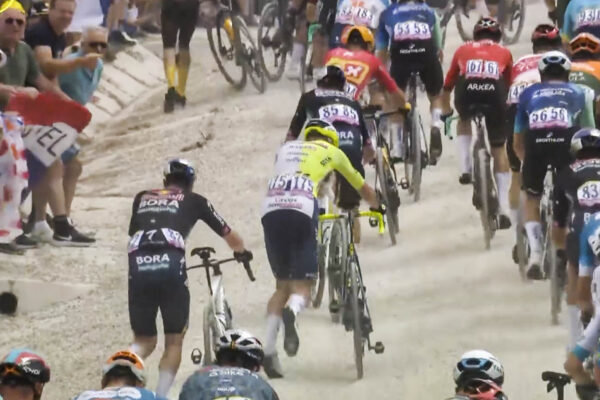Video: Mnoho jazdcov muselo zosadnúť z bicykla a utekať cez štrkový sektor na Tour de France