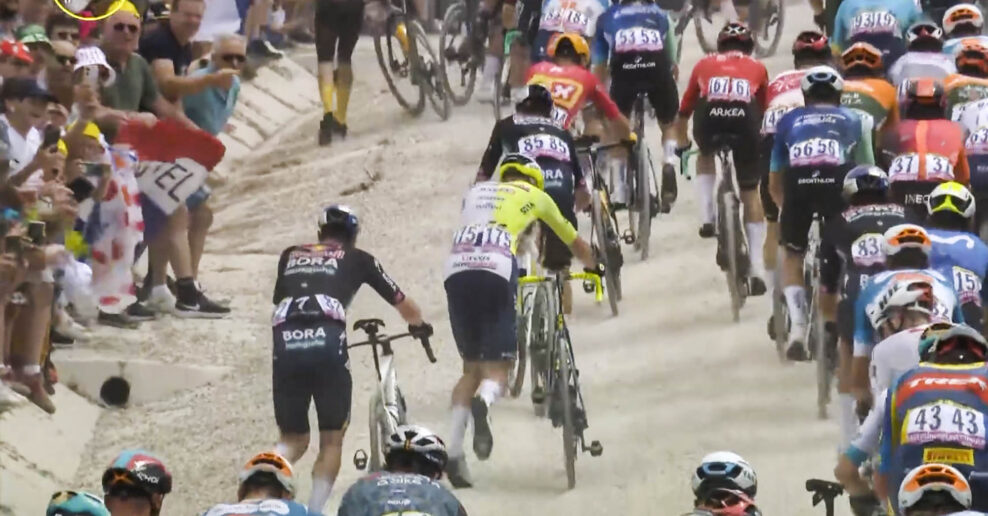 Video: Mnoho jazdcov muselo zosadnúť z bicykla a utekať cez štrkový sektor na Tour de France