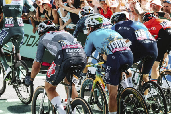 Marka Cavendisha aj Arnauda Démara relegovali za nebezpečný šprint v 12. etape Tour de France
