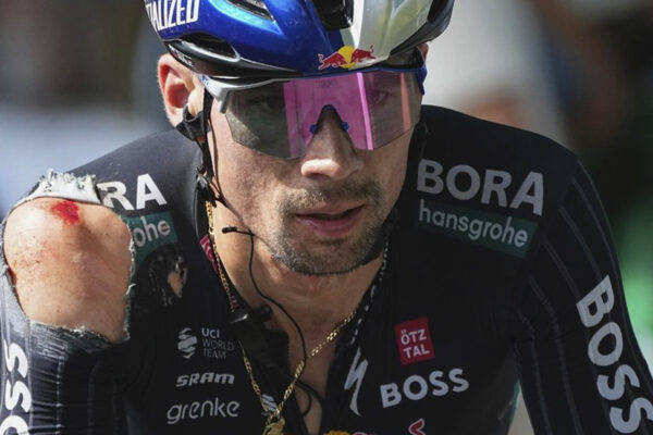 Primož Roglič končí na Tour de France pre zranenia, ktoré utrpel pri páde