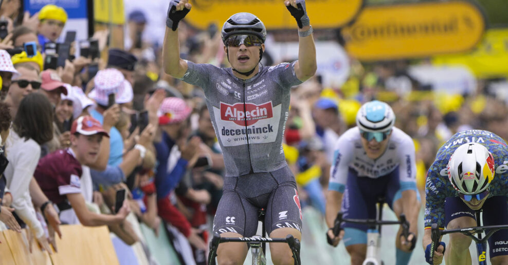 Jasper Philipsen vyhral v šprinte jednu z najrýchlejších etáp v histórii Tour de France