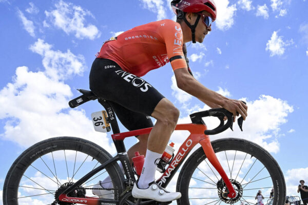 Tom Pidcock odstupuje z Tour de France kvôli symptómom ochorenia COVID-19