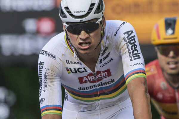 „Jazdím šialené watty, a aj tak nás stále dobiehajú,“ hovorí Mathieu van der Poel o výkonoch na Tour de France