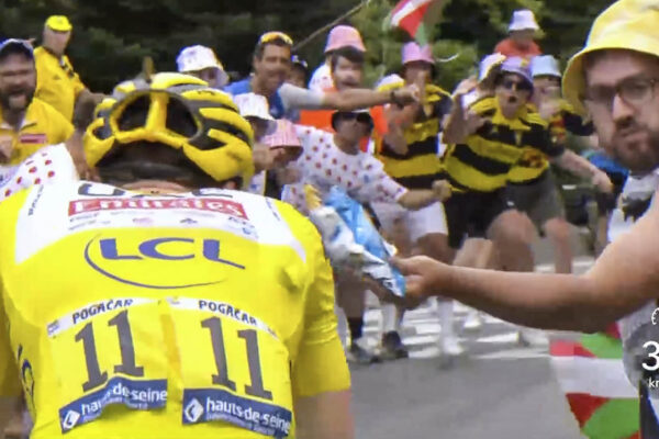 Video: Div&aacute;k hodil Pogačarovi aj Vingegaardovi do tv&aacute;re zemiakov&eacute; lupienky. Pol&iacute;cia ho už zatkla