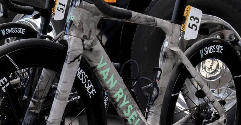 Tím Decathlon testuje na Tour de France prototypy aero špeciálu Van Rysel FCR Pro