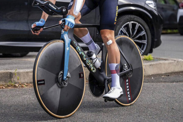 Wout van Aert testoval bicykel s dvomi diskovými kolesami pre časovku na Olympiáde v Paríži
