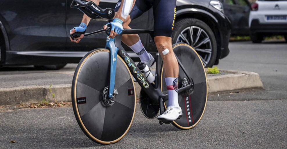 Wout van Aert testoval bicykel s dvomi diskovými kolesami pre časovku na Olympiáde v Paríži