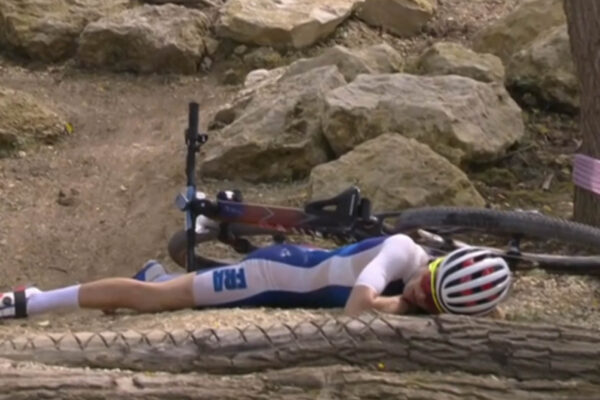 Video: Hrozivý pád Loany Lecomte počas pretekov XCO na Olympiáde v Paríži