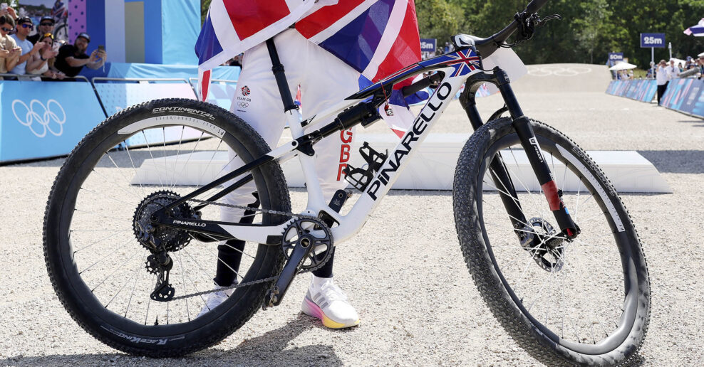 Detaily v&iacute;ťazn&yacute;ch bicyklov Pinarello Dogma XC Toma Pidcocka a Pauline Ferrand-Pr&eacute;vot na Olympi&aacute;de v Par&iacute;ži