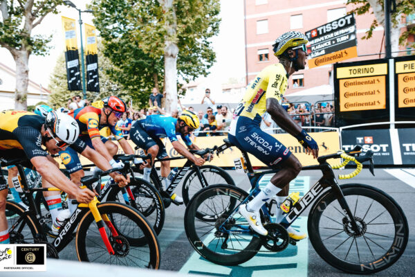Biniam Girmay vyhral v šprinte prvú etapu na Tour de France v histórii tímu Intermarché