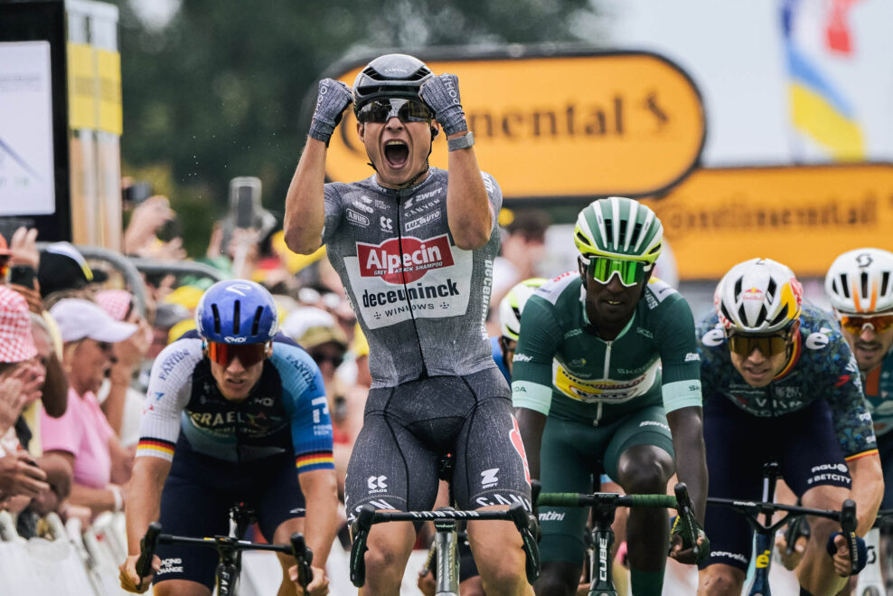 Jasper Philipsen porazil v šprinte Girmaya a dočkal sa víťazstva v 10. etape Tour de France