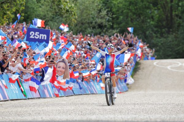 Pauline Ferrand-Prévot vyhrala po dominantnom sóle preteky XCO na Olympiáde v Paríži