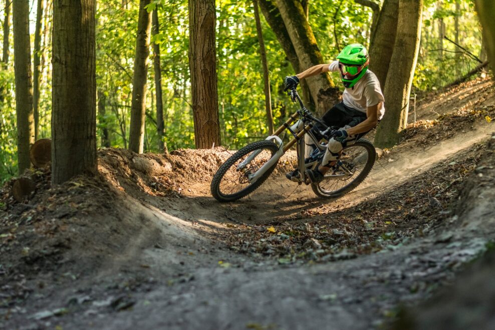 Zjazdové raje pre cyklistov pribúdajú aj na Slovensku. Toto sú najkrajšie bikeparky a trailcentrá u nás