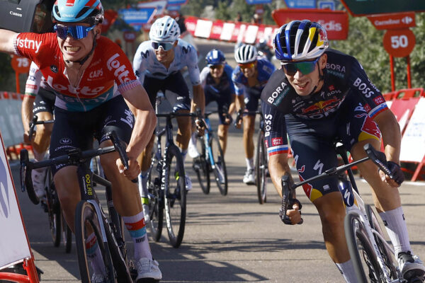 Primož Roglič vyhral prvú horskú etapu na Vuelta a España, Lennert Van Eetvelt oslavoval priskoro
