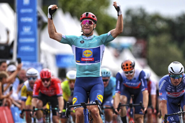 Jonathan Milan opäť porazil v šprinte Jaspera Philipsena a vyhral aj tretiu etapu Renewi Tour
