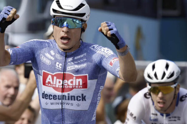 Jasper Philipsen sa konečne dočkal víťazstva etapy na Renewi Tour po skvelej práci Mathieu van der Poela