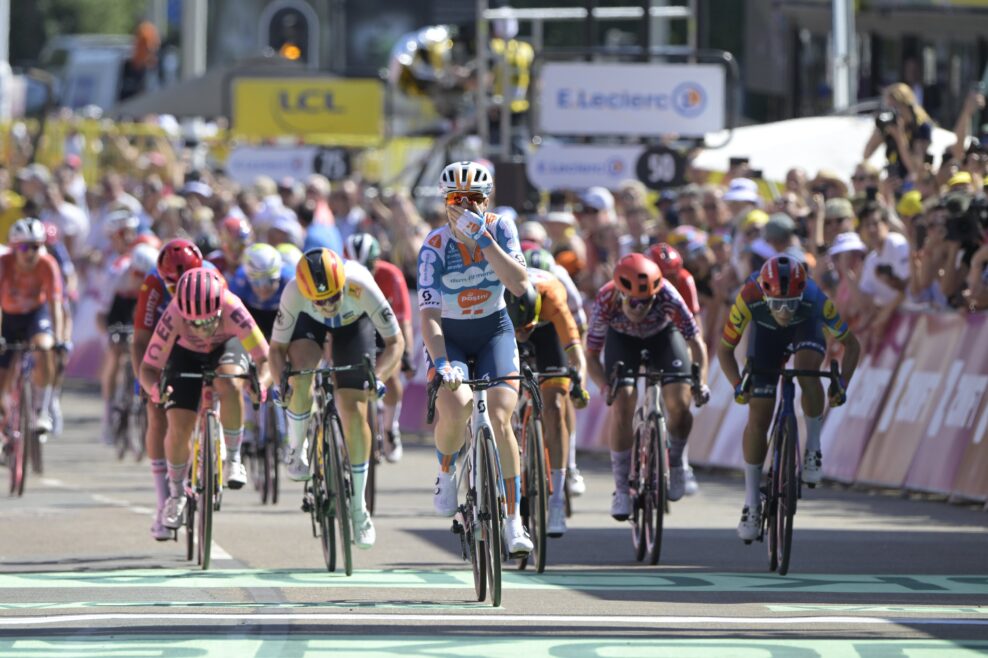Charlotte Kool vyhrala v šprinte úvodnú etapu Tour de France Femmes
