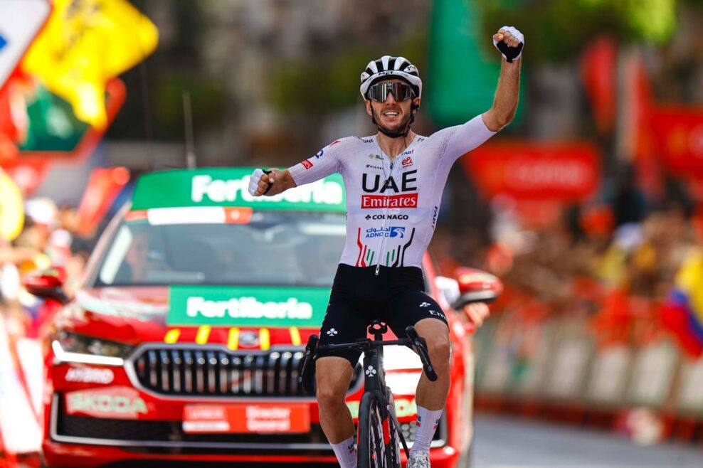 Adam Yates vyhral n&aacute;ročn&uacute; horsk&uacute; deviatu etapu Vuelty po neuveriteľnom 58-kilometrovom s&oacute;le