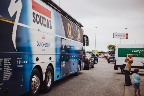 Autobus tímu Soudal QuickStep nezvládol horúčavy na Vuelte, požičali si autobus tímu Burgos-BH