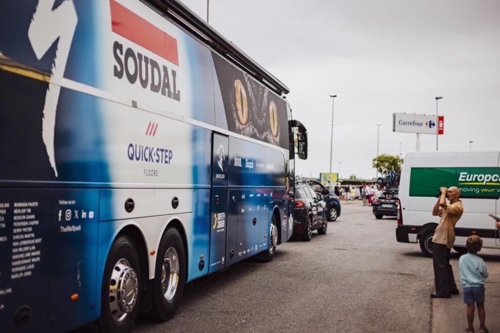 Autobus tímu Soudal QuickStep nezvládol horúčavy na Vuelte, požičali si autobus tímu Burgos-BH
