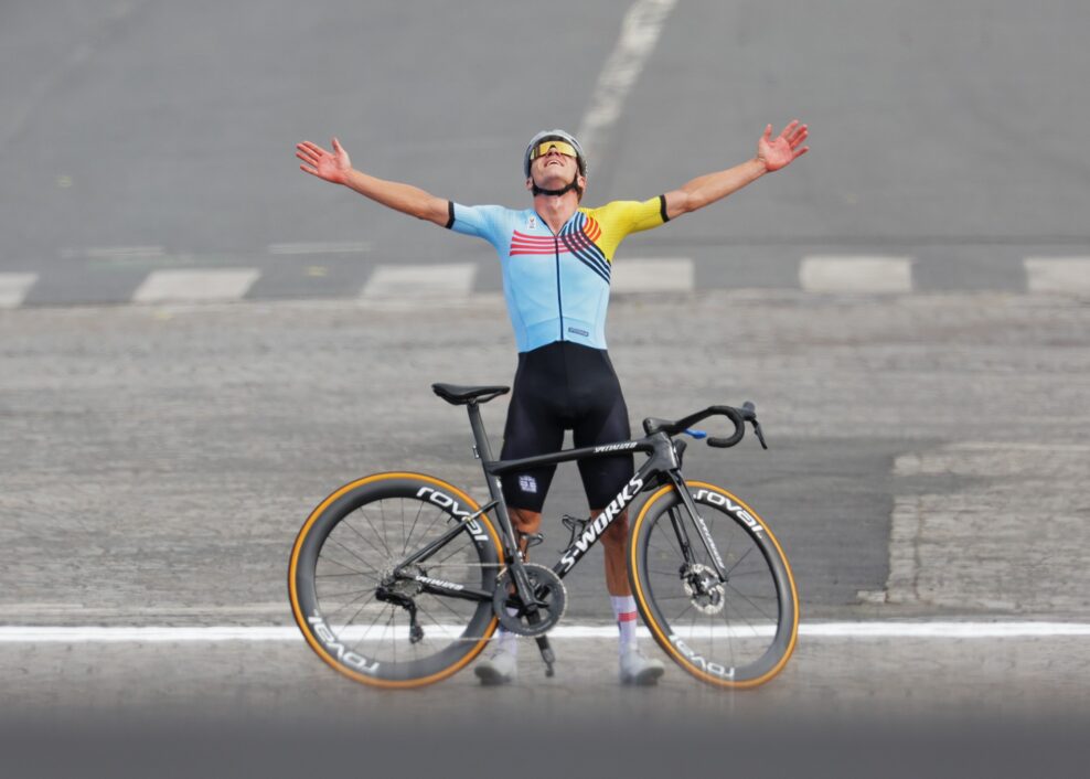 Remco Evenepoel vyhral po olympijskej časovke aj preteky s hromadn&yacute;m &scaron;tartom po &uacute;žasnom s&oacute;lo &uacute;niku