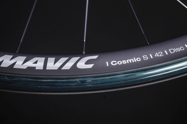 Mavic predstavil nové karbónové kolesá Cosmic S 42. Vážia 1660 gramov a stoja 999 eur