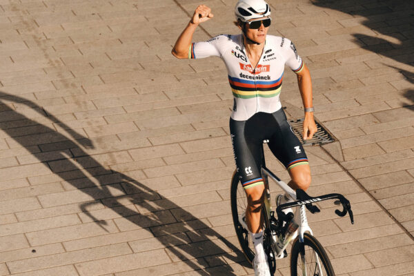 Mathieu van der Poel vyhral v šprinte do kopca úvodnú etapu Okolo Luxemburska