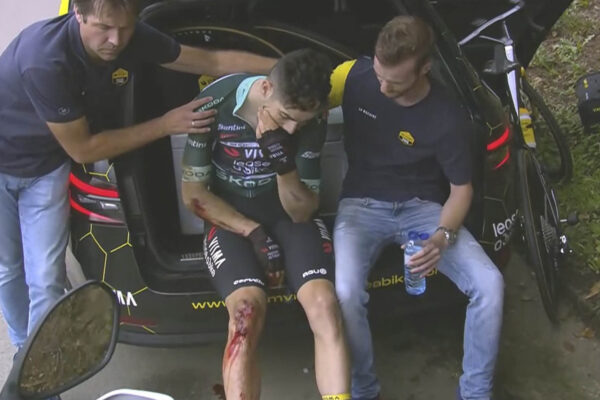 Video: Wout van Aert konč&iacute; na Vuelte po tvrdom p&aacute;de v zjazde a zranen&iacute; kolena