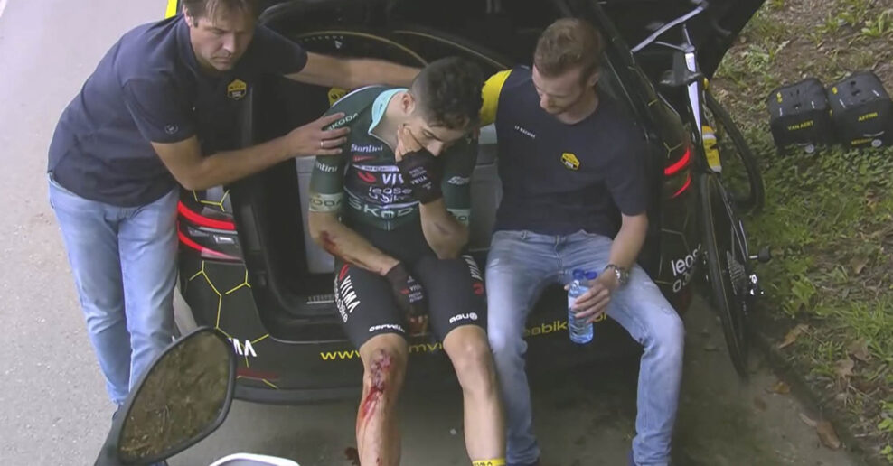 Video: Wout van Aert končí na Vuelte po tvrdom páde v zjazde a zranení kolena