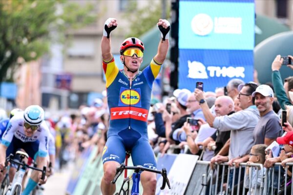 Mads Pedersen porazil v šprinte Mathieu van der Poela a vyhral druhú etapu Okolo Luxemburska
