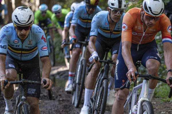 Stuyven obvinil belgických tímových kolegov, že jazdili pre Mathieu van der Poela na gravelových majstrovstvách sveta