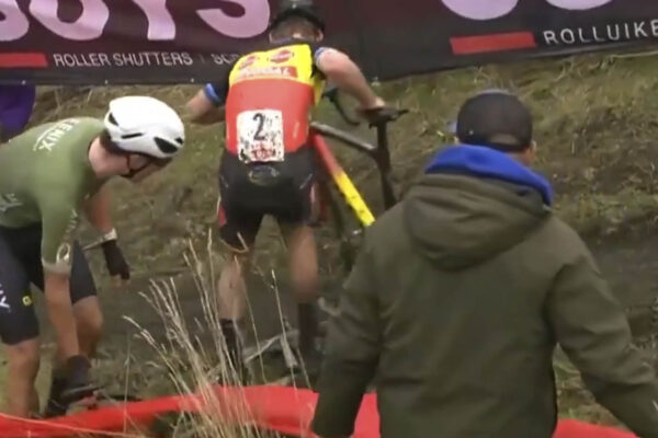 Video: Nahnevaný Eli Iserbyt poskákal po bicykli Ryana Kampa na cyklokrosových pretekoch v Belgicku
