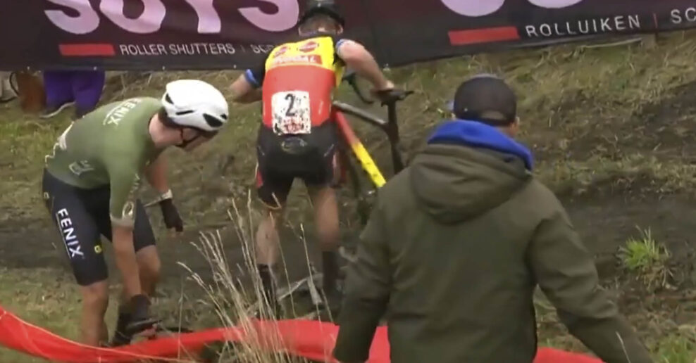 Video: Nahnevan&yacute; Eli Iserbyt posk&aacute;kal po bicykli Ryana Kampa na cyklokrosov&yacute;ch pretekoch v Belgicku